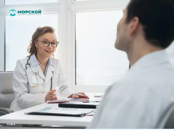 Девушка врач весело общается с пациентом Врач нарколог общается с пациентом